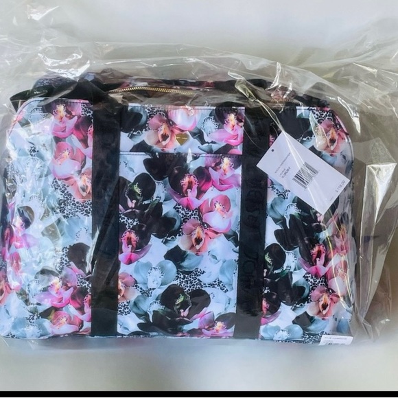 BETSEY JOHNSON. Leo/Blk XORUBY. Beautiful floral Overnight bag. - Picture 2 of 10